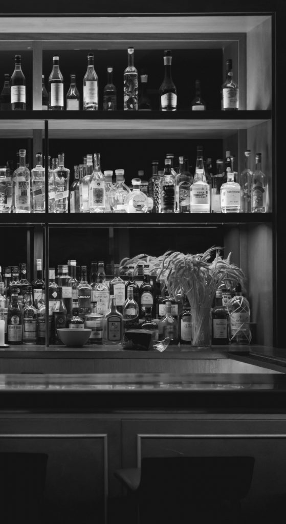 Bild einer Bar in schwarz/weiß mit Getränken
