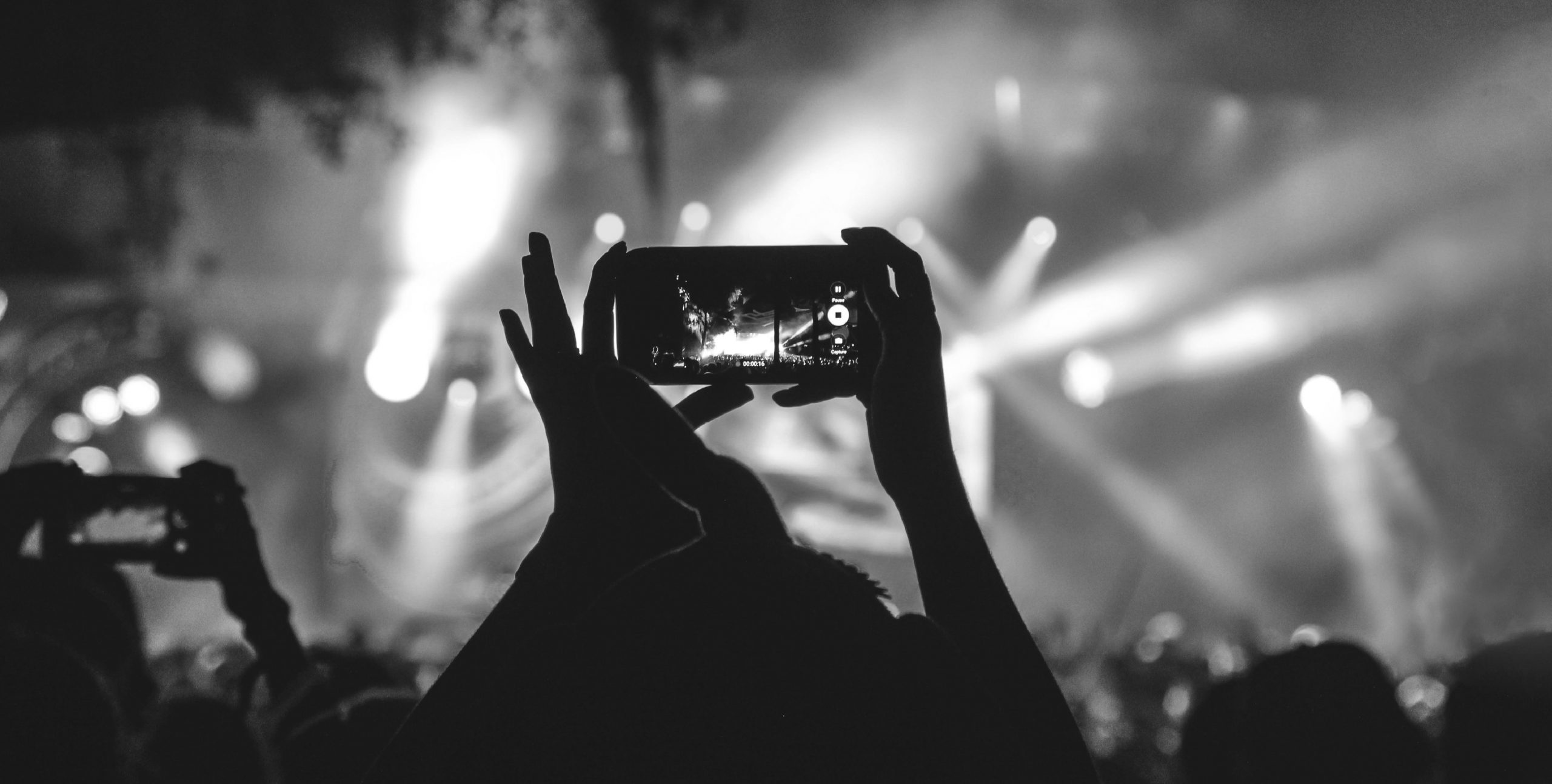 Bildaufnahme, wie ein Handy ein Konzert filmt